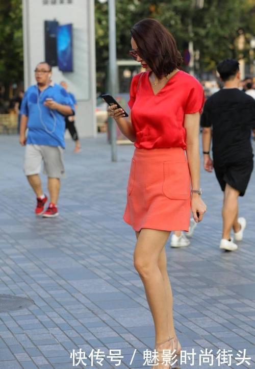 白领丽人,搭配红色短裙热情似火,展示优雅动人好身姿