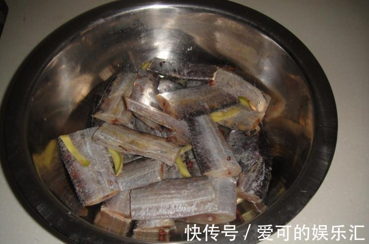带鱼别只会干炸了，教您一个好吃做法，肉质细嫩鲜香无腥，快来学