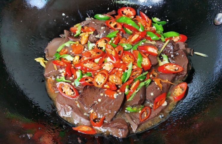 猪血切了就炒,难怪不好吃!炒前多加一步,猪血不硬不易碎没腥味