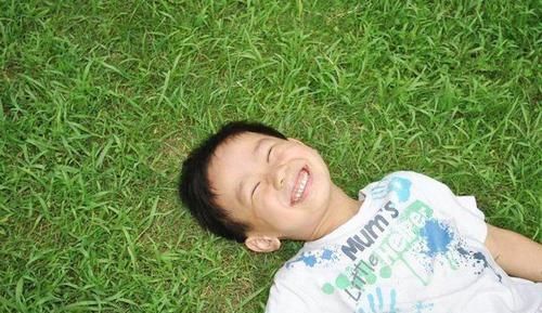 宝爸|爸爸带娃时忽遇下雨,宝爸的举动让人笑翻,网友:亲爹才干得出来