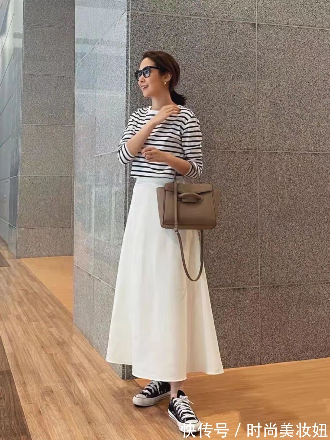 搭配|女人一旦过了40岁,穿衣别“花哨”,学简约穿搭更显高级感