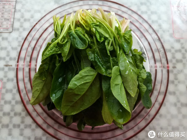 炒菠菜，直接下锅就错了，多做这一步，颜色碧绿口感好，营养高