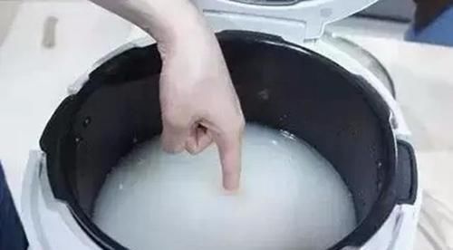 大米|煮饭时，大米究竟洗几次比较好许多人都弄错，难怪米饭不香不软