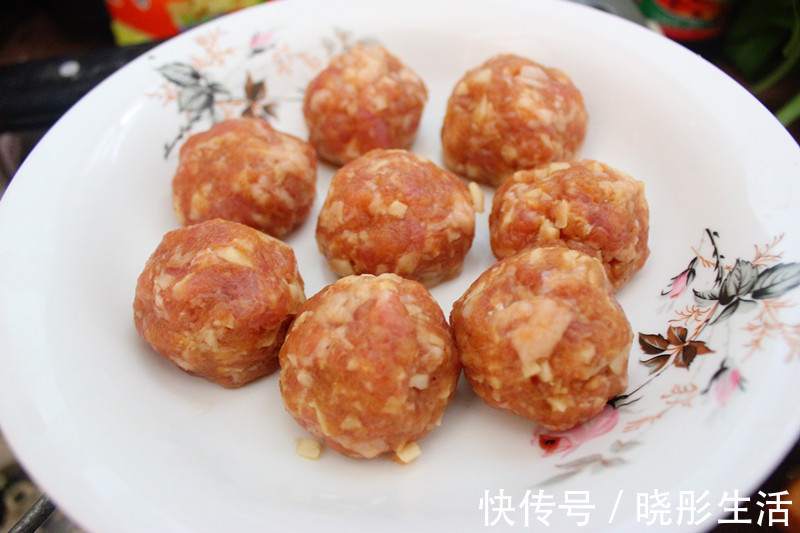 炸肉丸子,万万不可直接下锅,只需简单2步,丸子炸出又香又脆