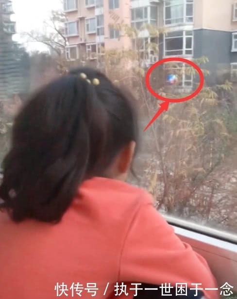 自责|女儿没写作业被骂,赌气趴阳台,顺着女儿的目光,妈妈暗暗自责