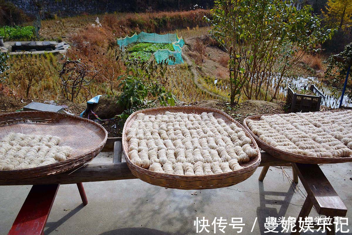 装修|楼房建成10年不装修,47岁村民在屋内铺满粉丝,儿子很争气