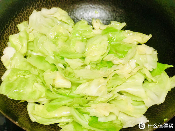 干辣椒|做手撕包菜，应该焯水还是过油？教你正确做法，爽脆清甜还不出水
