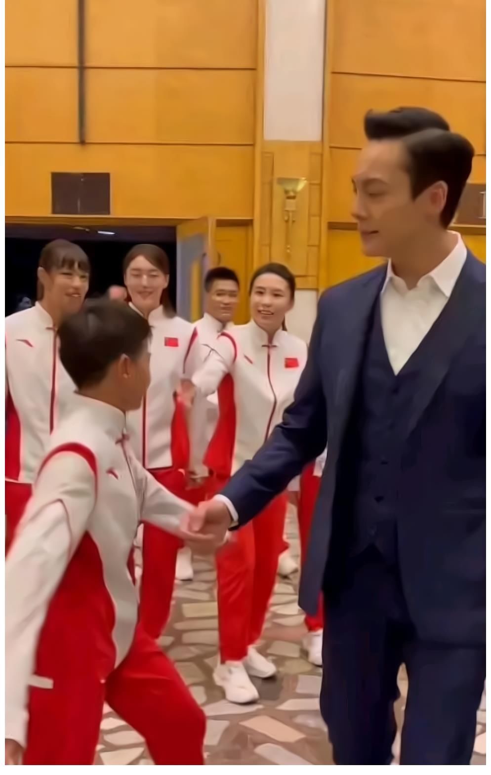 见到男神激动不已!全红婵和陈伟霆用粤语热聊,红姐太投入走错路