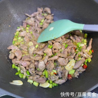 快手|十分钟快手菜爽脆双椒鸡胗（爆辣），比外卖强