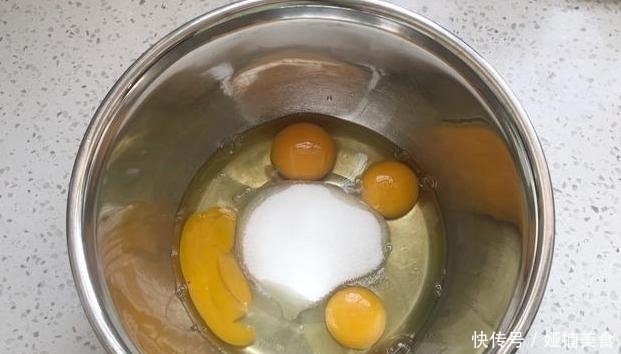 蓬松暄软老式蛋糕做法,不用水一锅出12个,几十年吃不腻