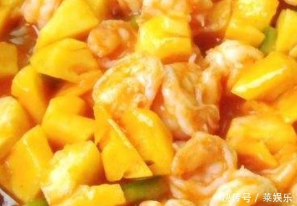 做的”年夜饭“最抢手的一道菜,大孩子小孩子围在一起,团团圆圆