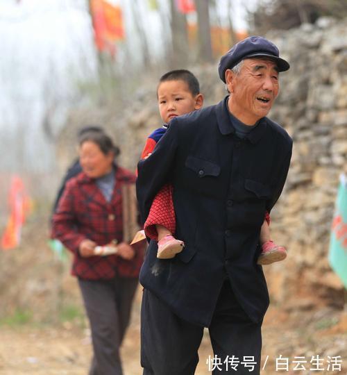 儿子|宝爸带儿子去车站接奶奶，却遭区别对待，网友有孙子还要啥儿子