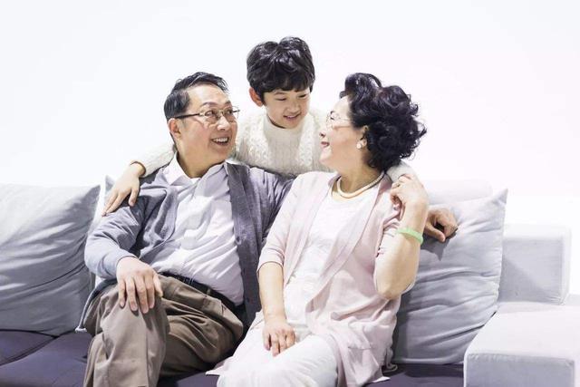 momo|面对年过半百非要二胎的父母,25岁女儿神操作应对