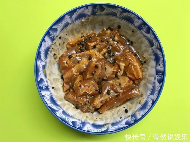 排骨不煮不炖不炸，教你秘制做法，嫩滑多汁入味，好吃不上火