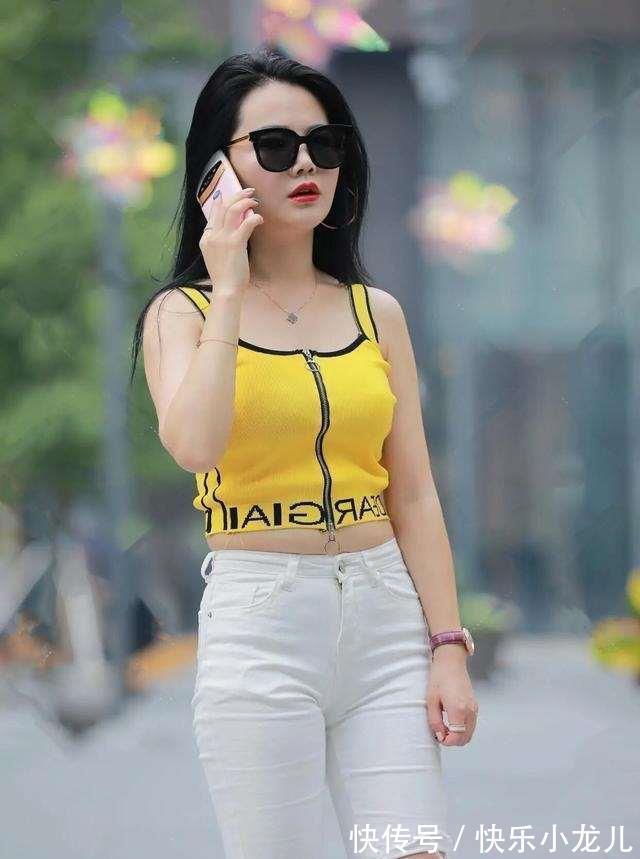 背心 黄色背心搭配白色裤子,时尚又显瘦的利器,又有优雅小知性