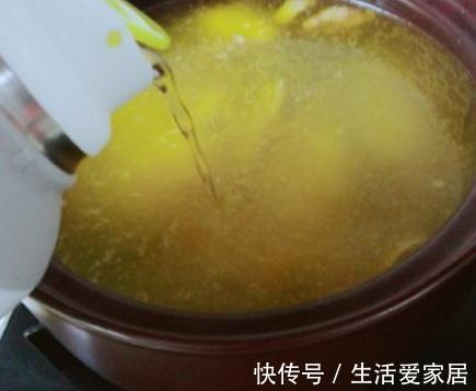做板栗炖鸡时,板栗什么时候放?放对了时间,鸡肉软烂,板栗香甜