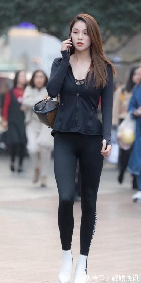 高跟鞋|黑白搭配效果如何,“鞋子”颜色好像牛奶乳,这种穿搭头一回见