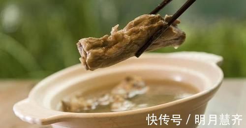 排骨焯水时,最忌直接下锅煮,大厨分享正确做法,排骨鲜嫩无腥味