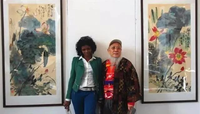 不免让人感|画家杨彦不顾流言蜚语,迎娶一位非洲妻子,如今的生活令人向往