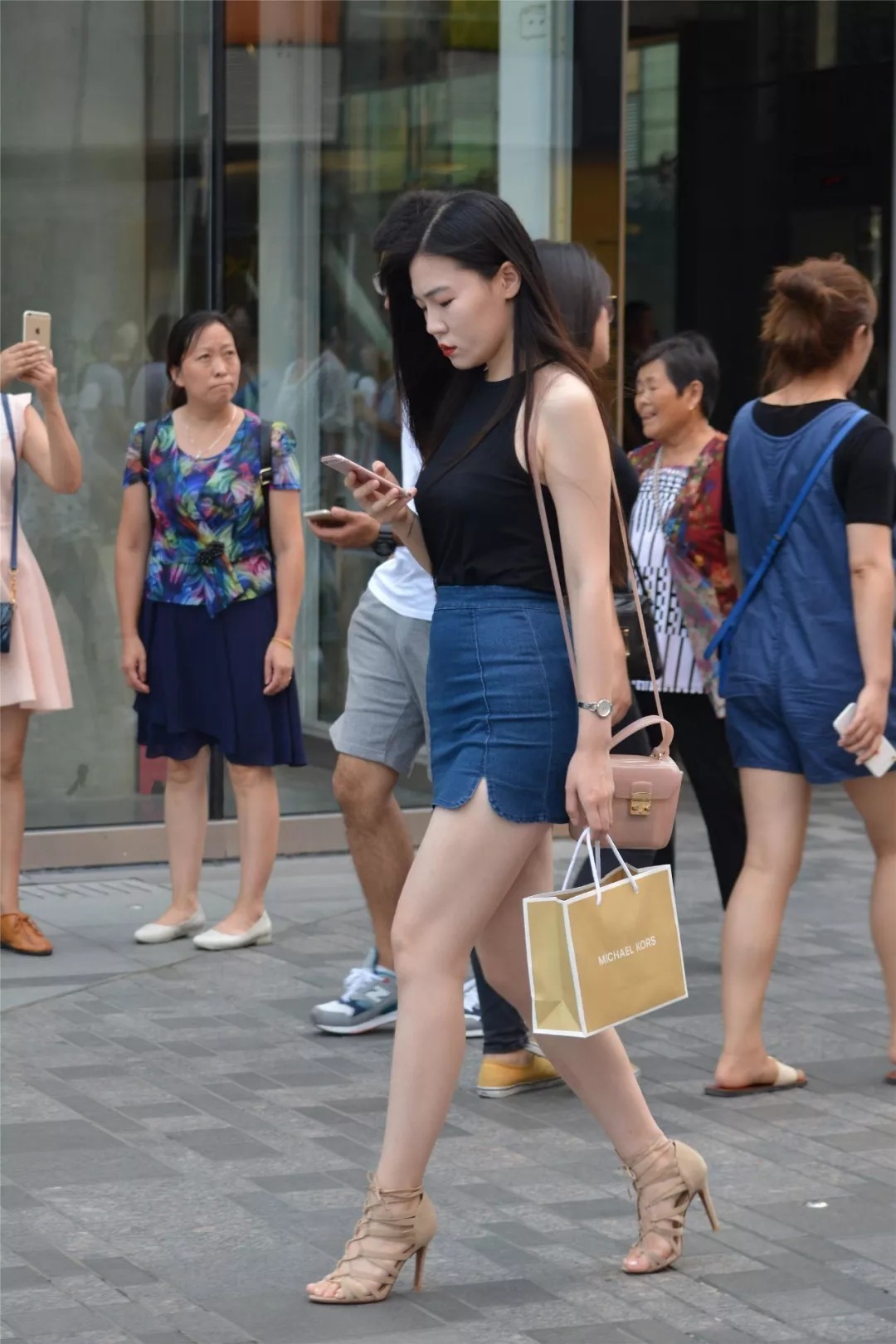 穿搭|夏日时尚搭配,一双高跟鞋让你更有气质