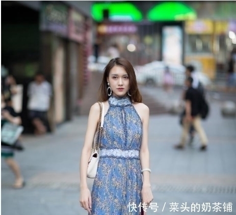 清凉睡裙|街拍一位穿清凉睡裙的小姐姐,优雅时尚又纯美性感