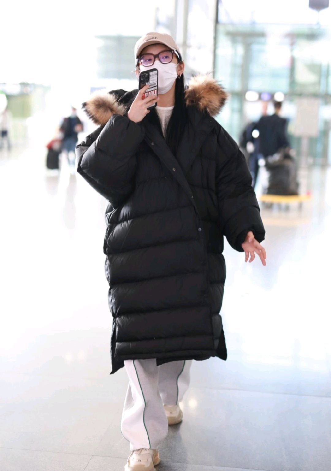 章若楠真会穿！黑色长款羽绒服保暖舒适，戴黑框眼镜也难掩女神范