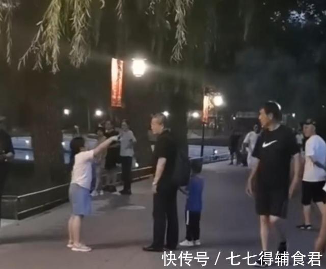 手机|家长没收孩子手机，女娃发飙手指父亲“不放开我就打你”，挺寒心