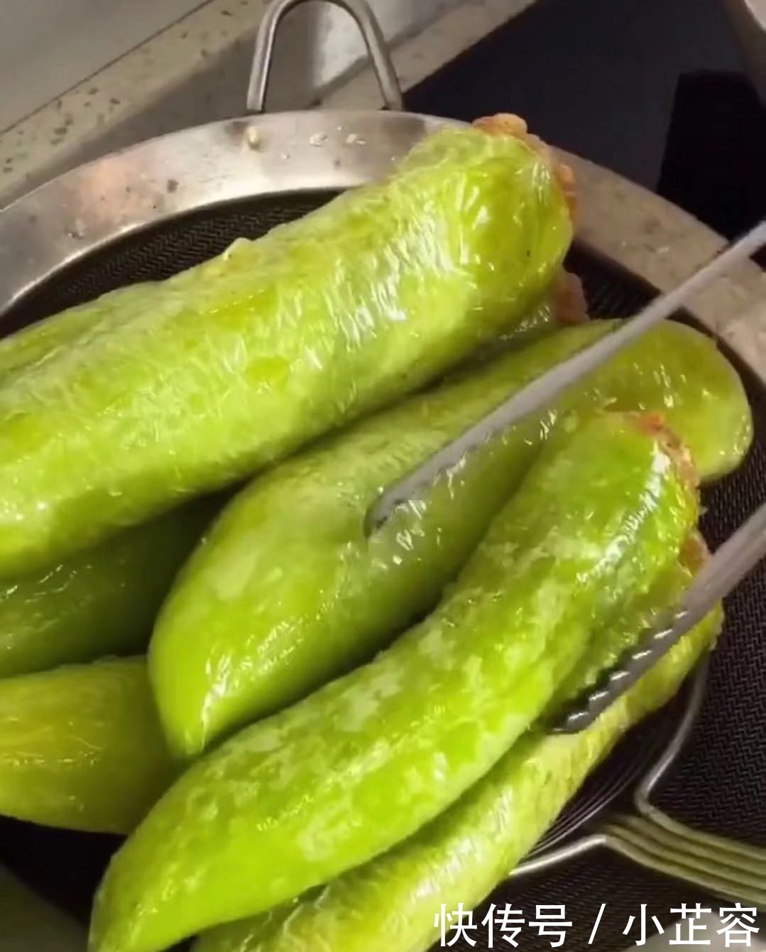 虎皮青椒酿肉,做法简单又快速,美味又解馋,闻着实在太香啦~