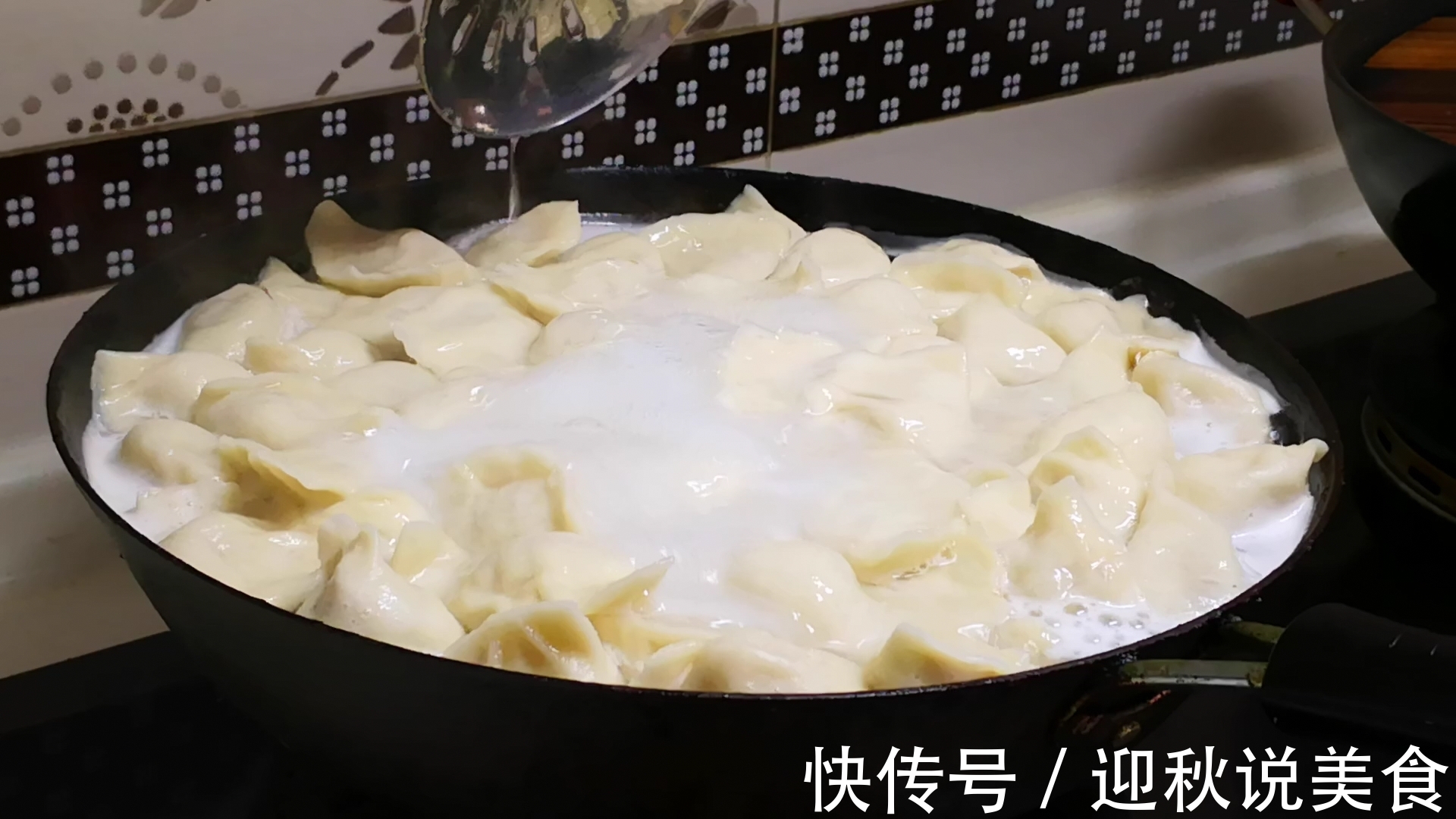 煮冻饺子时，万万不要开水下锅，教你正确做法，饺子不破皮不露馅