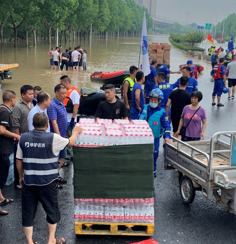 物资|美团驰援郑州：63万件生活必需物资正送到一线和社区