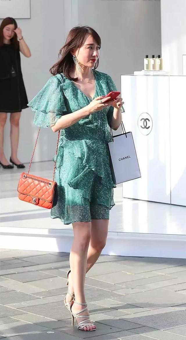 短发|微卷短发的小姐姐,戴上一副墨镜,看上去帅气十足