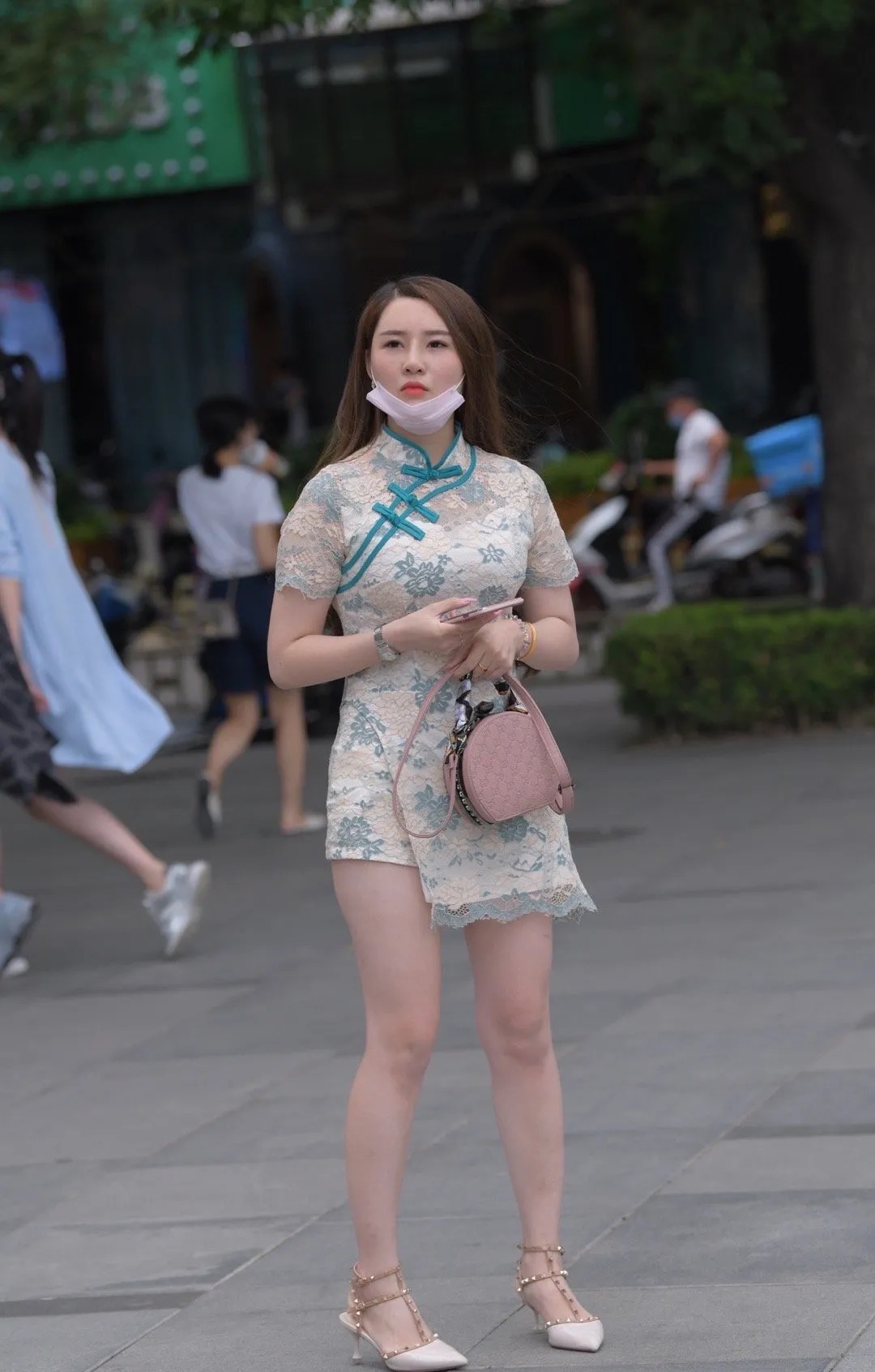 时尚 穿碎花裙的时尚女生