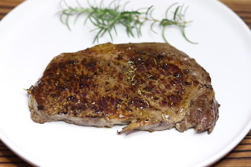 买牛排时，只要包装上有这2个字的，全都是合成牛排，买时得留心