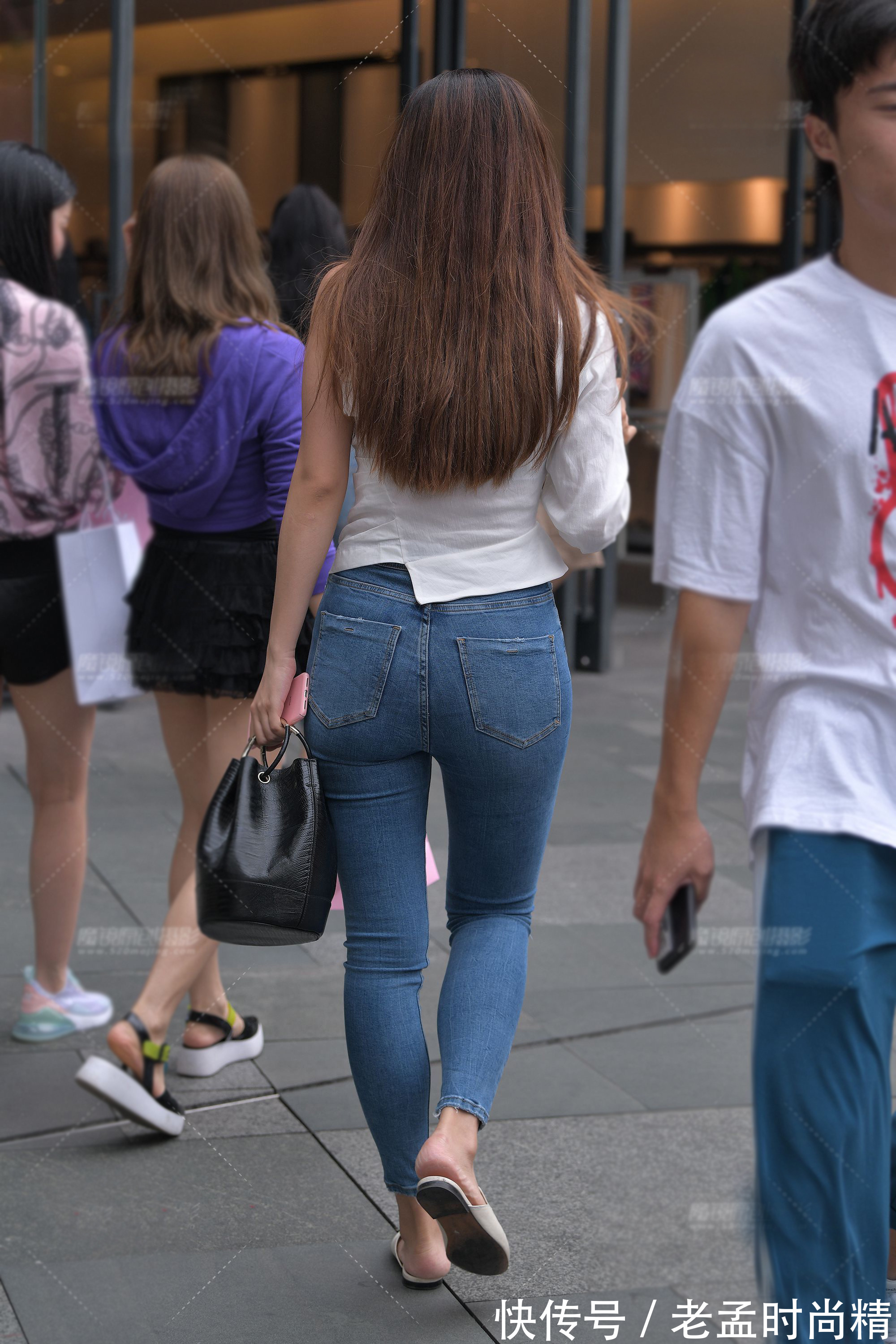 牛仔裤|小个子女生,穿紧身牛仔裤,也能穿出简洁美丽的背影,休闲又大方