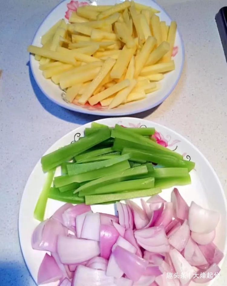 饭店的干锅排骨为啥那么好吃，大厨教你技巧，简单又实用