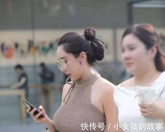 |搞笑段子:在结婚登记处碰到俩刚拿完证的小青年