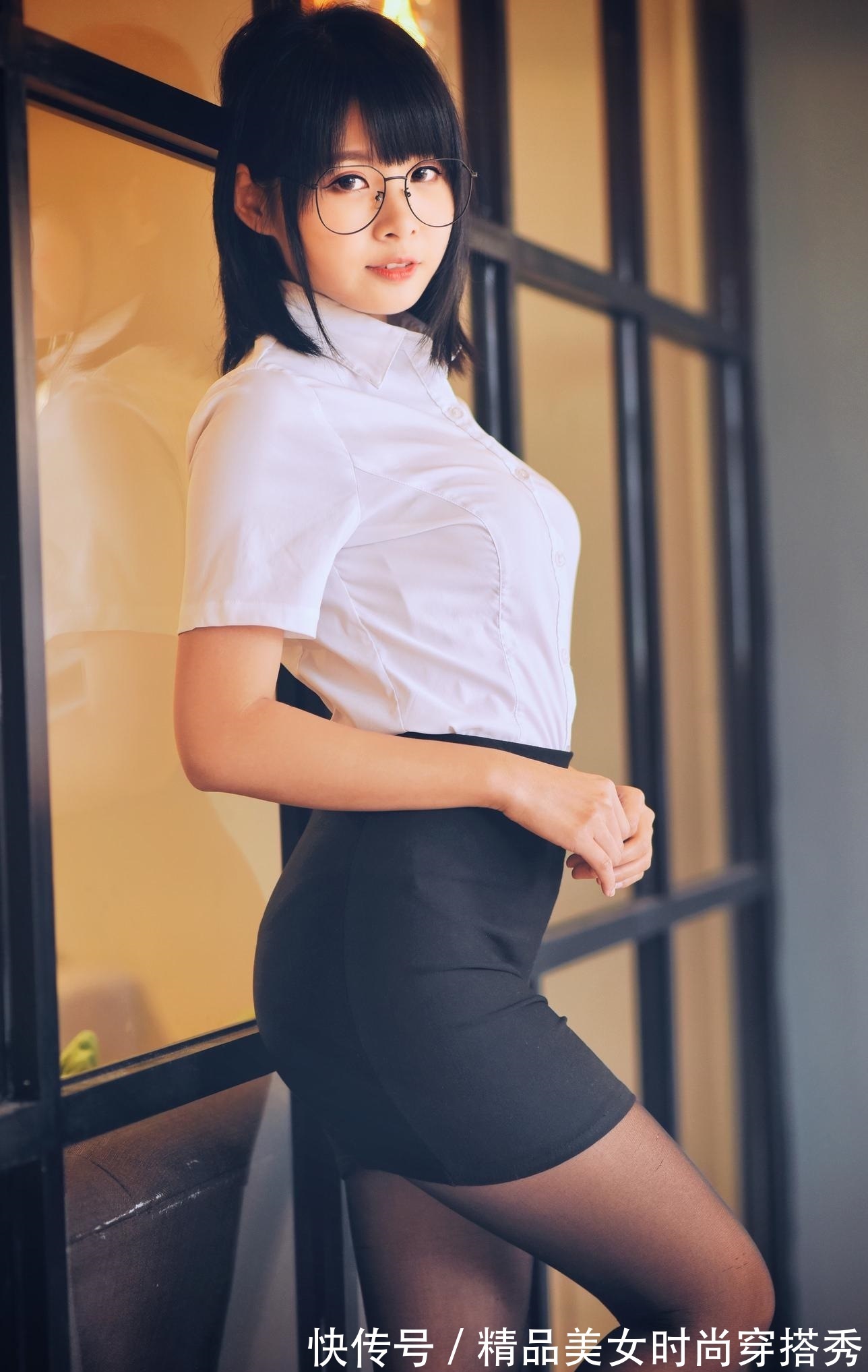 套裙 简约的白色衬衫,经典又干练,很是适合职场穿搭