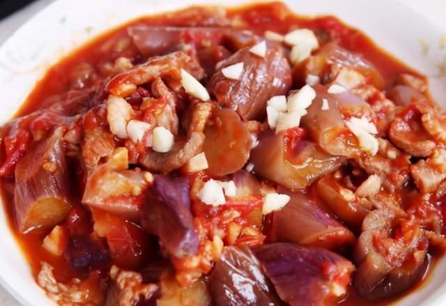 烧茄子时,有人腌制有人直接下锅炒,大厨:都不对,教你正确做法