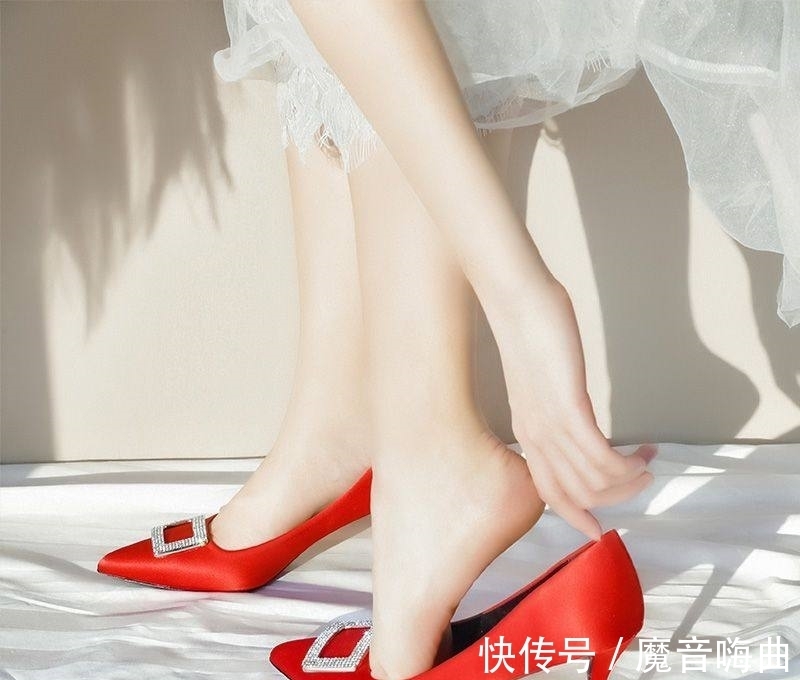 女人味|秋冬最IN减龄搭，绽放优雅迷人的足尖风情