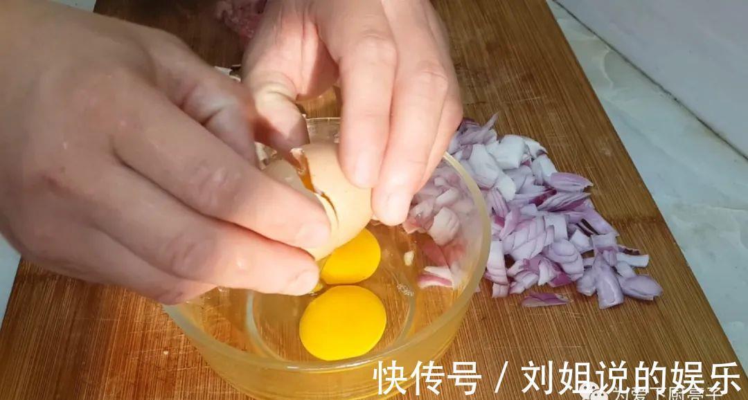 肉末豆腐煎饼|豆腐鸡蛋饼做法,锅里一焖,比吃红烧肉还香,上桌连汤子都不剩