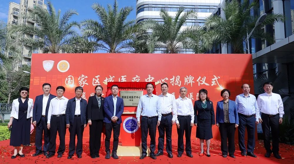 顾建英|顾建英：先行先试立潮头，肩负守护一方百姓健康重任｜致敬中国医师节·健康中国地铁专列海报故事