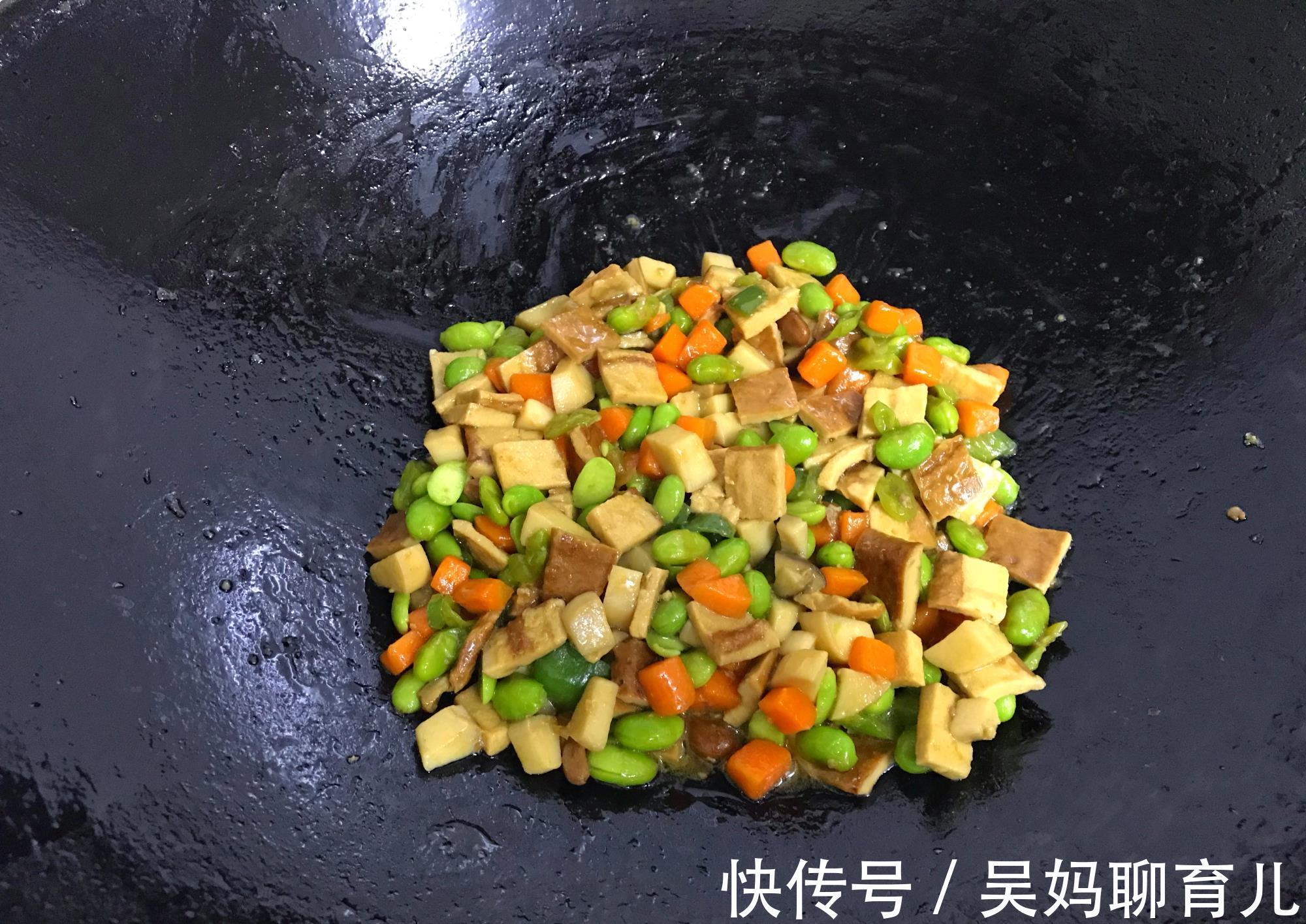 杏鲍菇|夏天易出汗,可多吃此菜,4种食材一起炒,解暑开胃,没肉也下饭