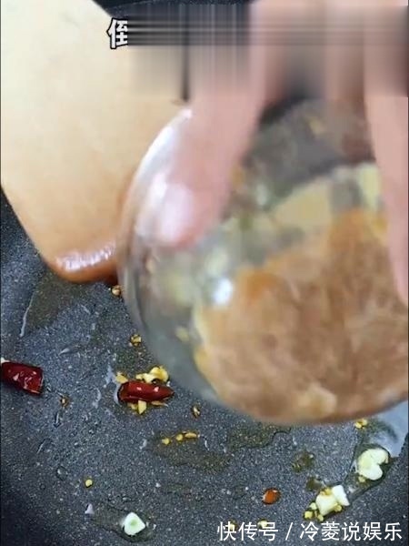 奶奶教我做酸豆角,原来还能这么炒一招搞定味道,酸脆爽口