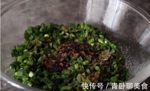 热腾腾的蒸饺,分分钟就搞定,这样和面又薄又筋道,上桌准吃光