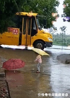 妈咪|下雨天,妹妹在路边撑着伞接哥哥放学,接下来妹妹举动暖炸了