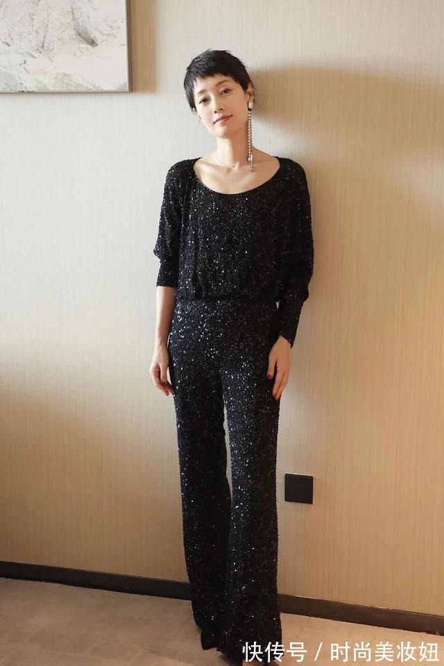 马伊琍|马伊琍才是“普通人”穿搭模板,T恤配7分阔腿裤,舒适又减龄