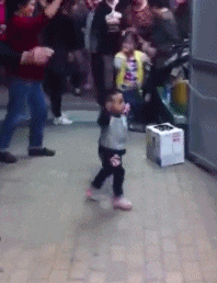 |搞笑GIF:下大雨的时候我们全班男生只需要一把伞就够了,你信不?