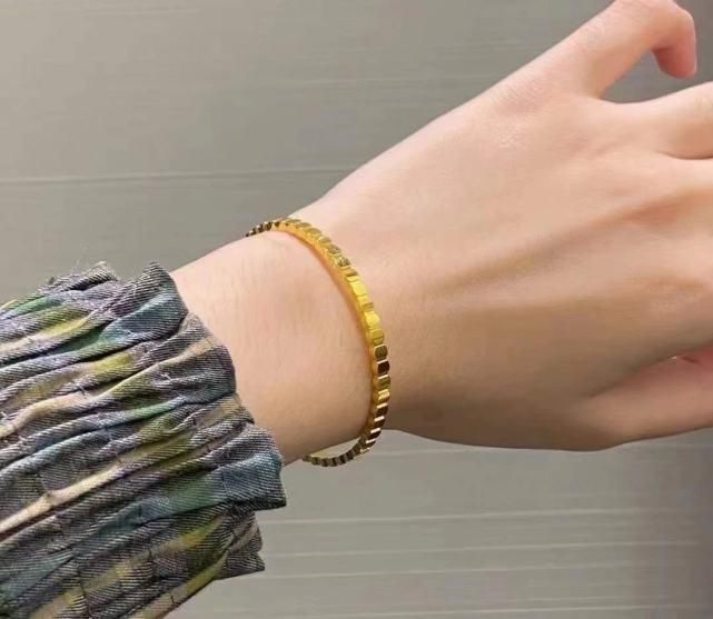蜂巢不仅可以吃，大牌首饰作为设计元素，手腕上的六角形也很优美