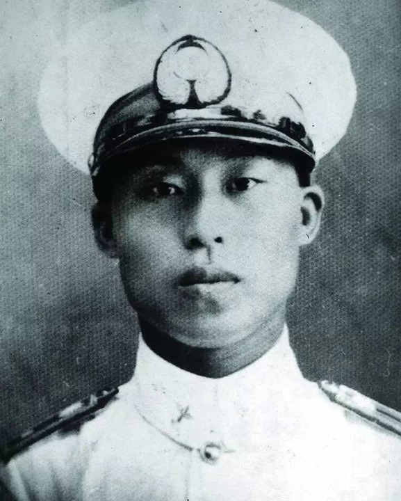 这是8月14日的下午4点钟,杭州笕桥空军基地的工作人员修好了一架霍克