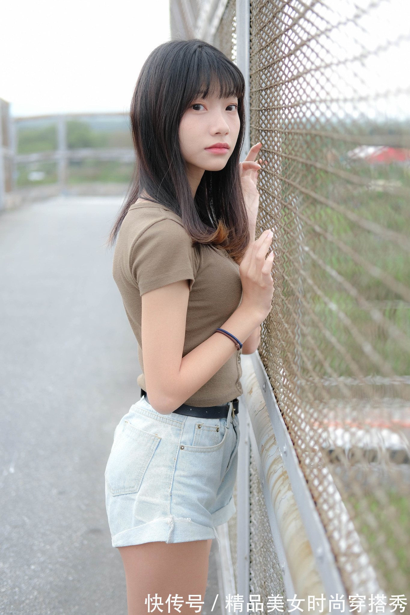搭配|水洗白的牛仔裤上身搭配一件短袖针织小衫，夏日里穿着清爽舒适